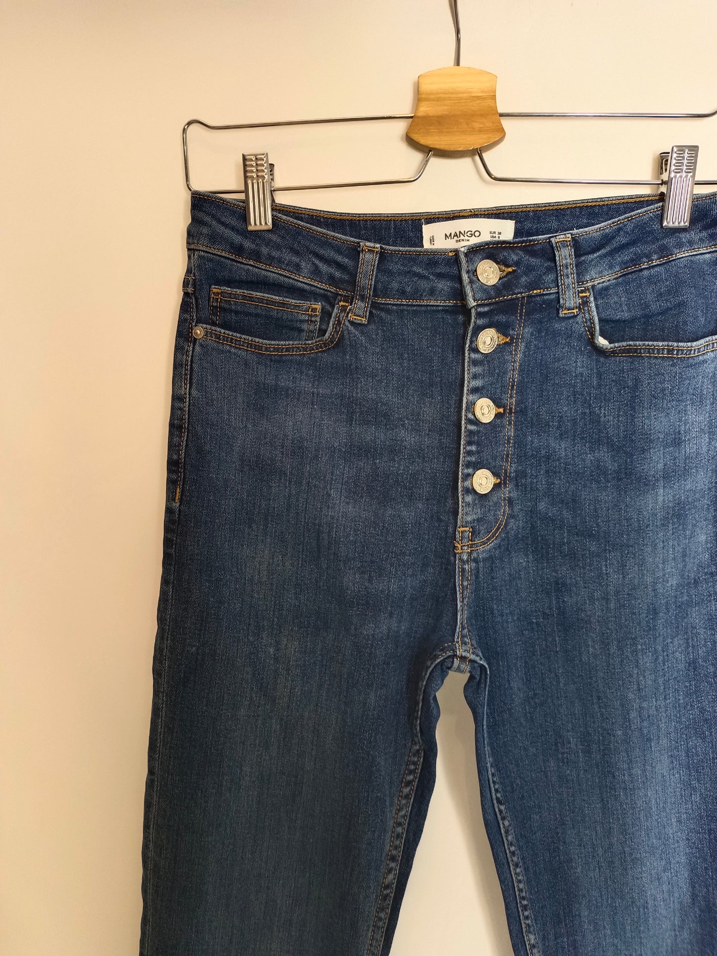 MANGO. Pantalón botones campana T.38