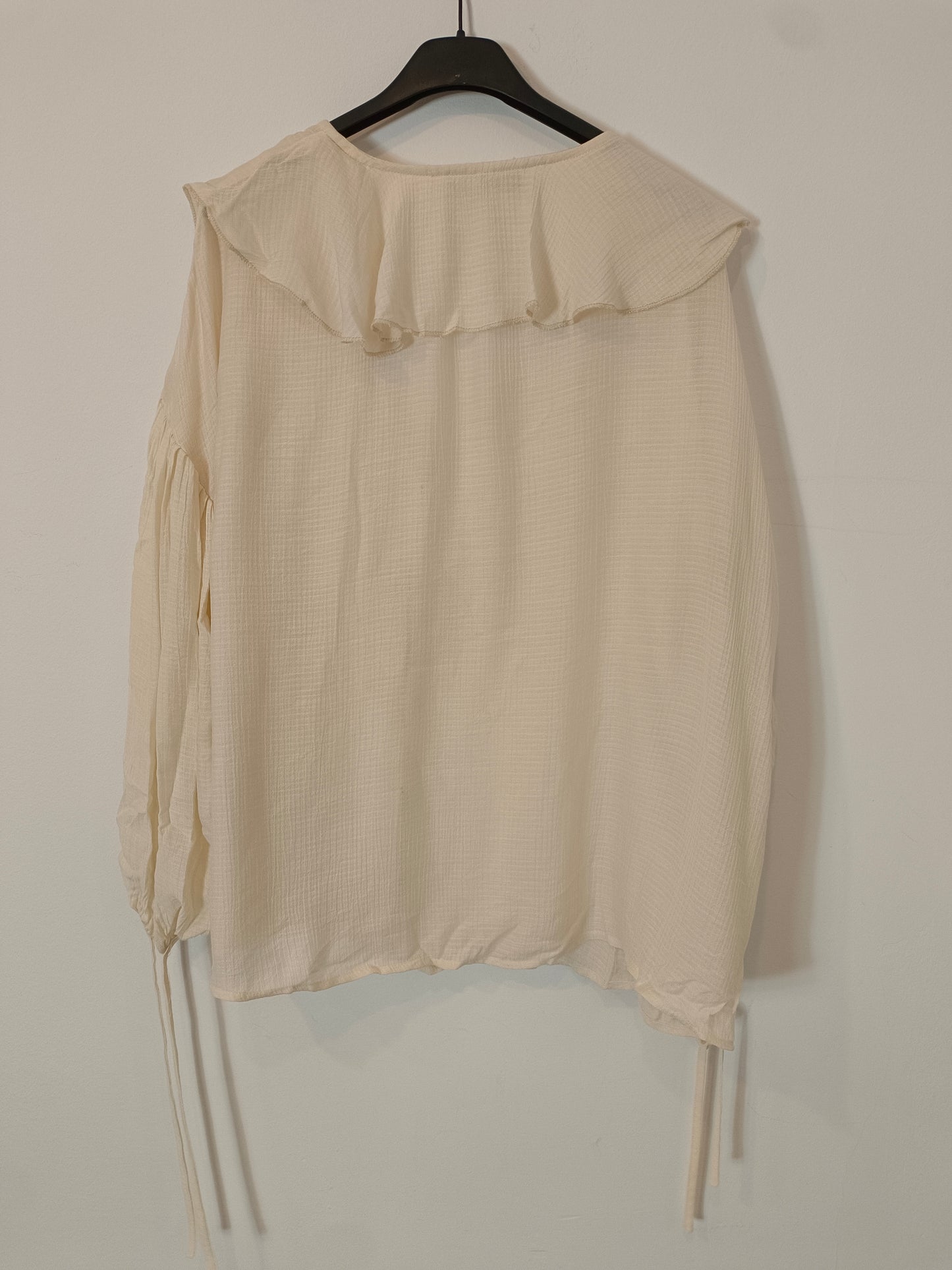ZARA. Blusa beige volante T.s
