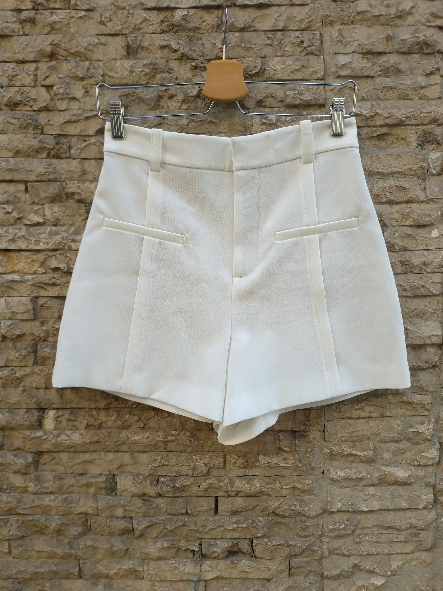 ZARA. Pantalón corto blanco costuras y bolsillos T.s