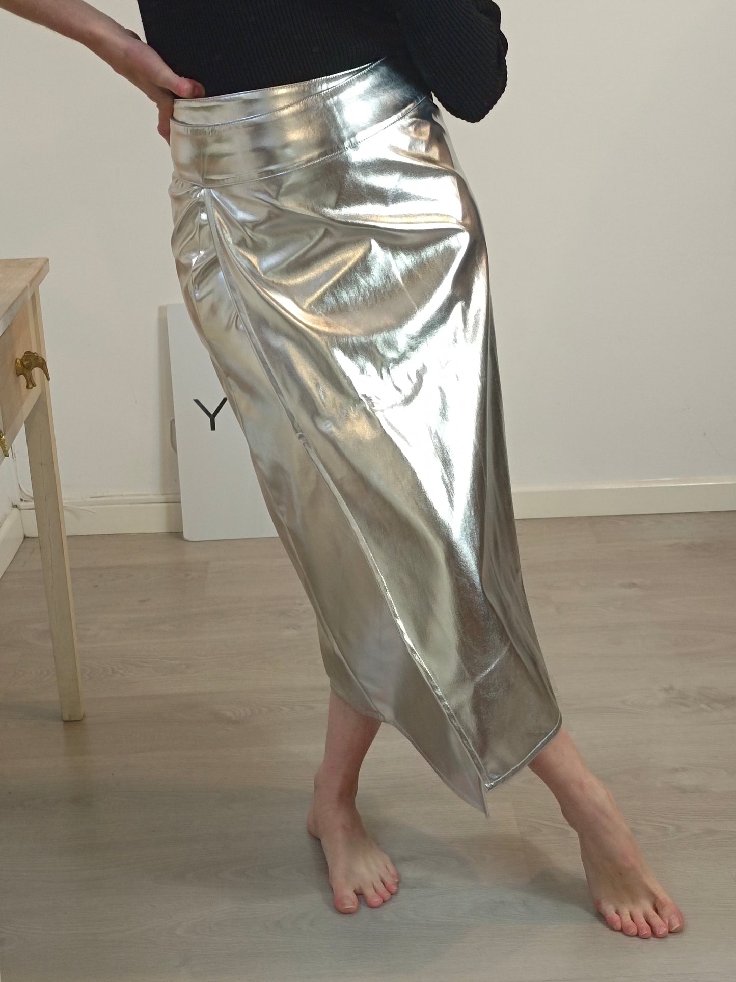 NEVER FULLY DRESSED. Falda midi plateada T.36