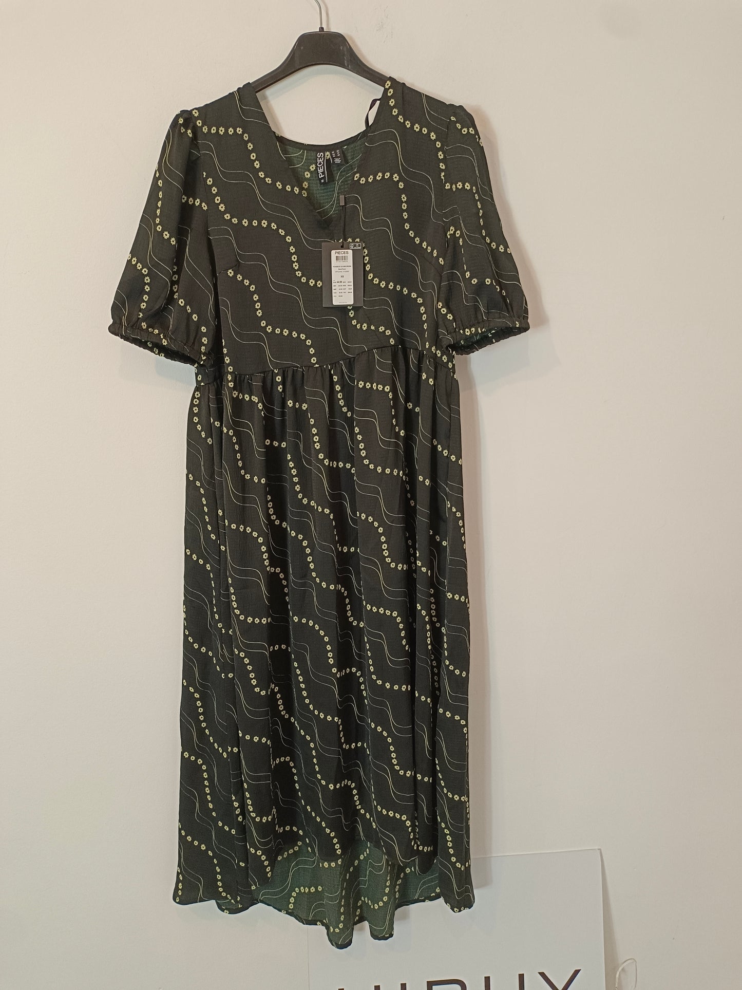 PIECES. Vestido fluido negro flores T.xs