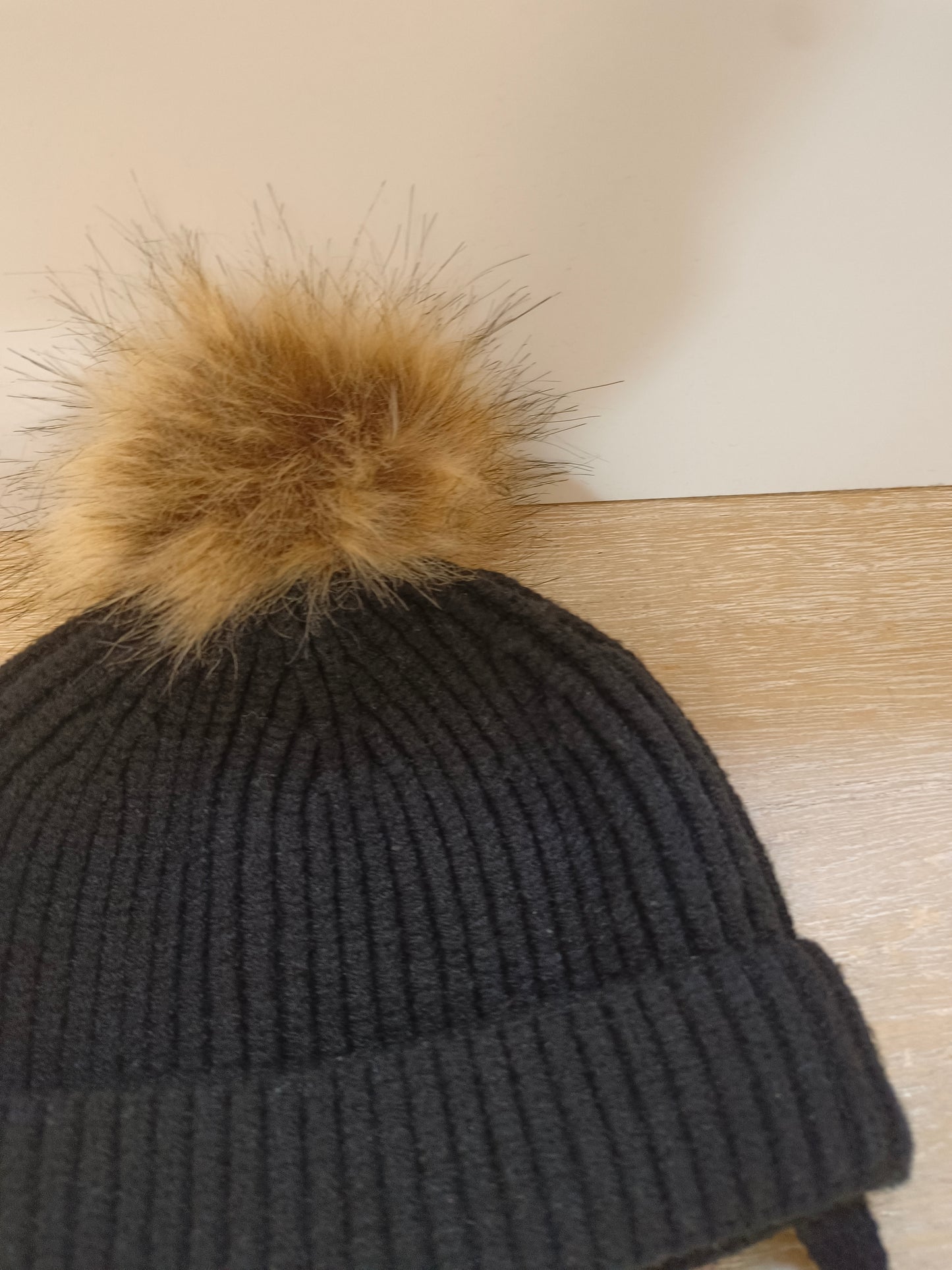 ZARA. Gorro negro pompón