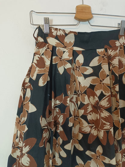 OTRAS. falda negra flores TU(S)