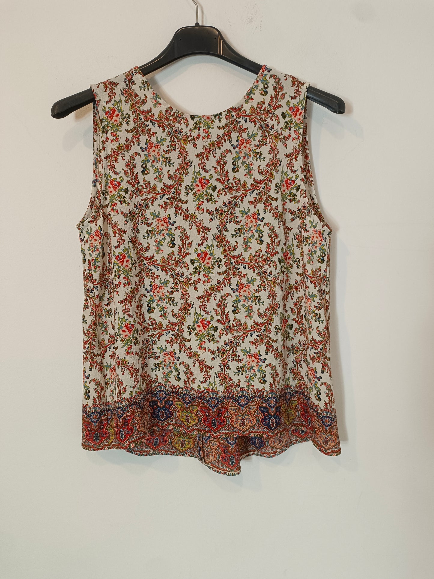 MANGO. White top with red flower print T.xs