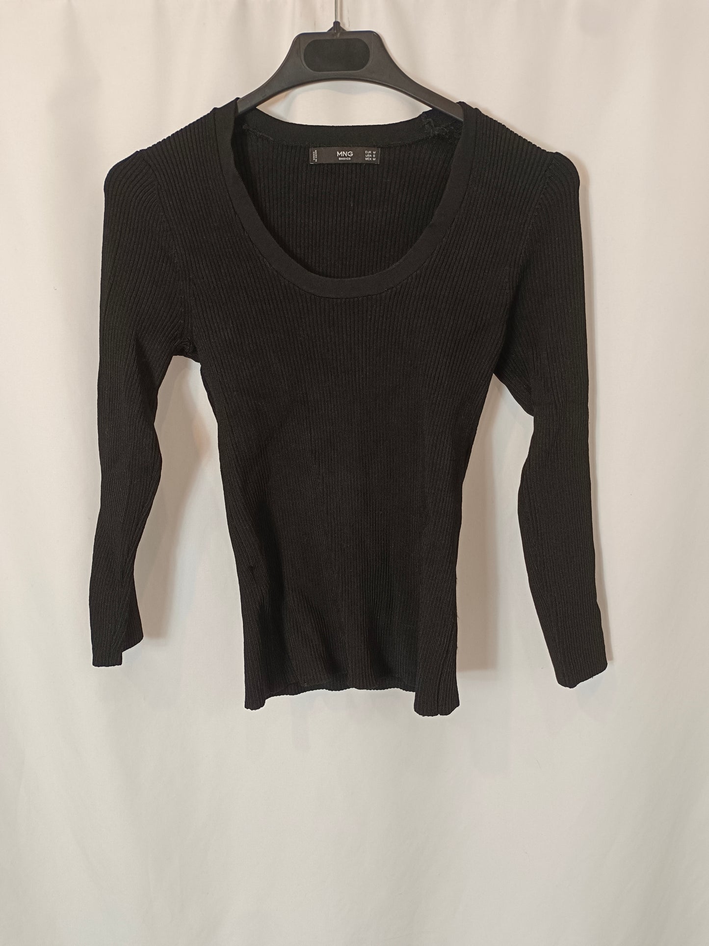 MANGO. Top negro canalé T.m