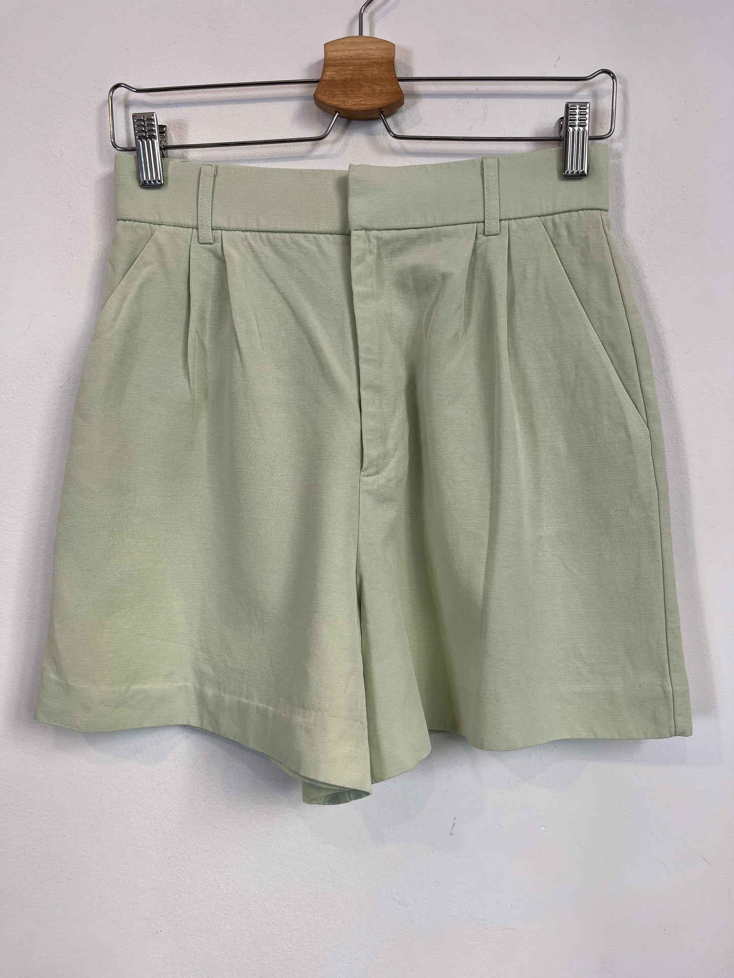 ZARA. pantalón corto verde palo T.s