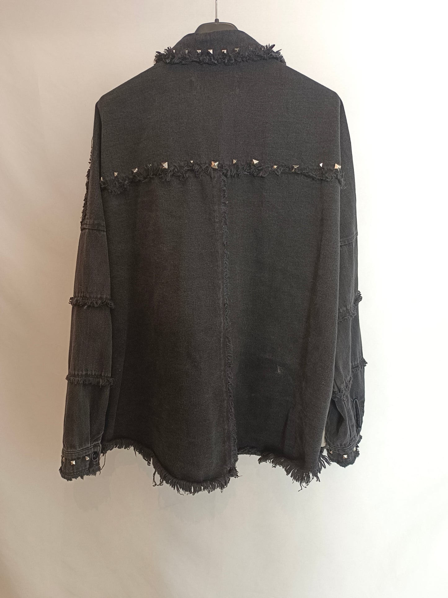 ZARA. Chaqueta negra tachuelas T.m