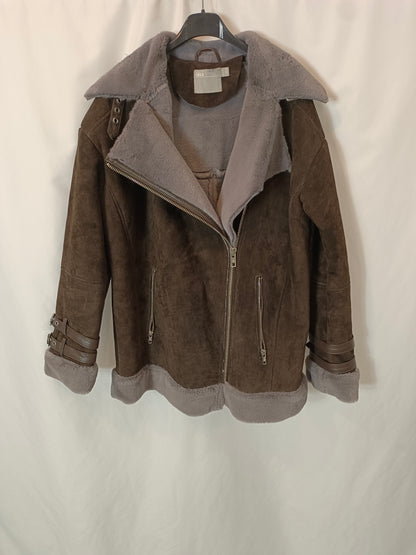 ASOS. Biker marrón piel con detalle pelo T.36
