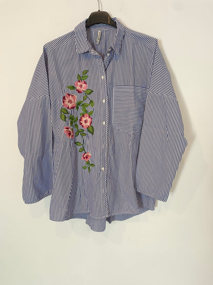 STRADIVARIUS. Camisa rayas flores bordadas T.s