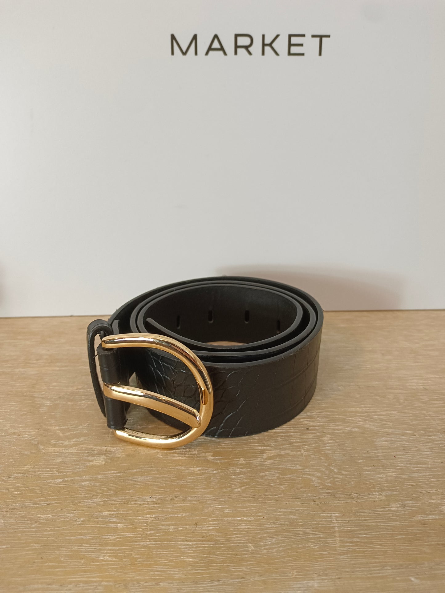 OTRAS. Cinturón negro efecto piel