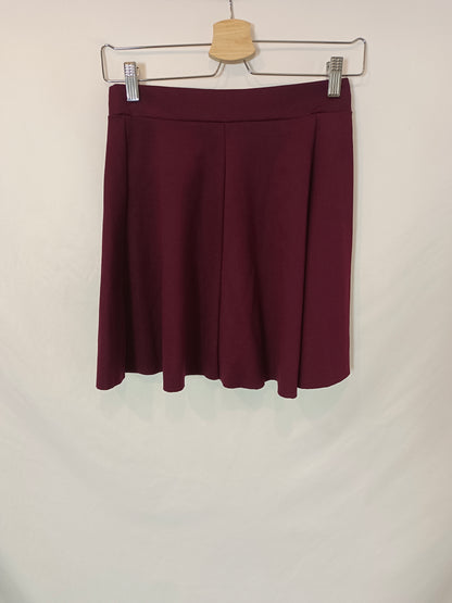 BERSHKA. falda corta burdeos T.m