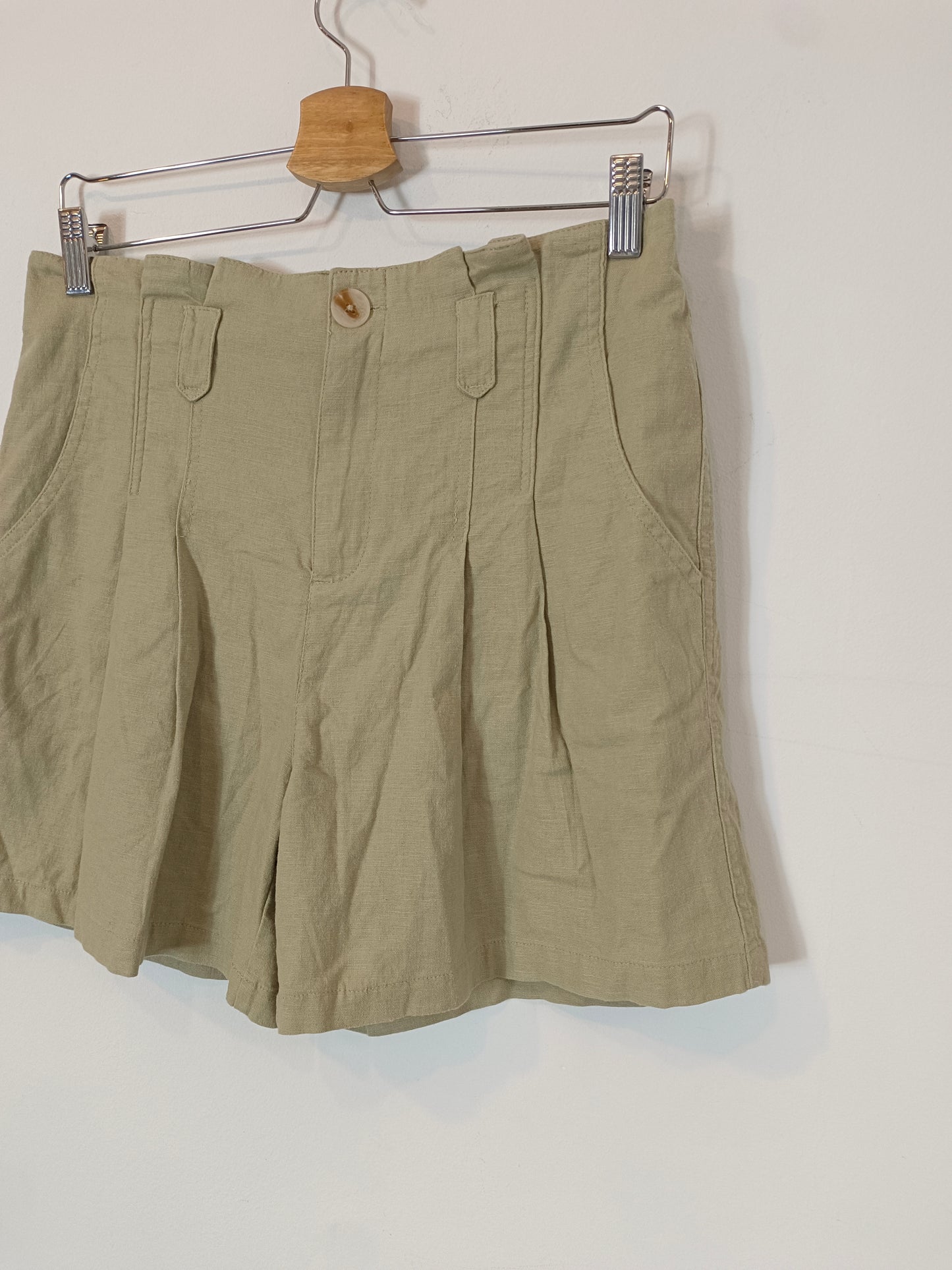 INTROPIA. Pantalón corto beige pinzas T.m