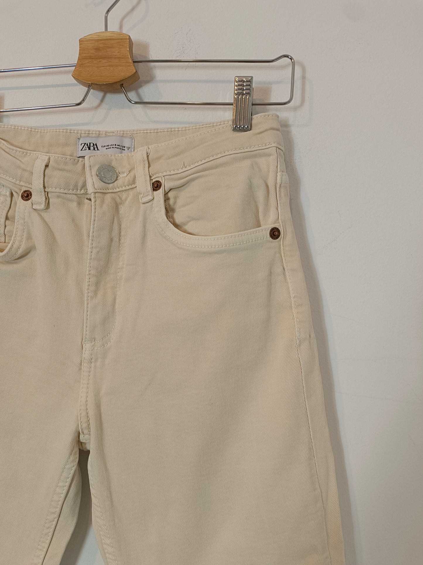 ZARA. Pantalón beige denim acampanado T.36