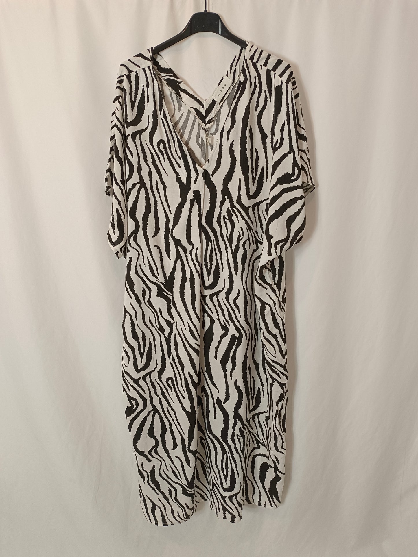 AMEÉ. White printed midi dress. Medium/Large