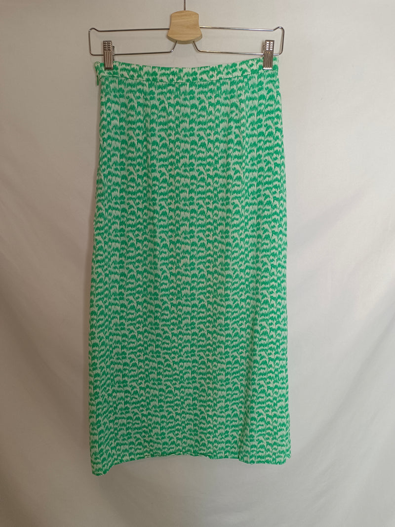 H&M. falda midi verde estampada T36