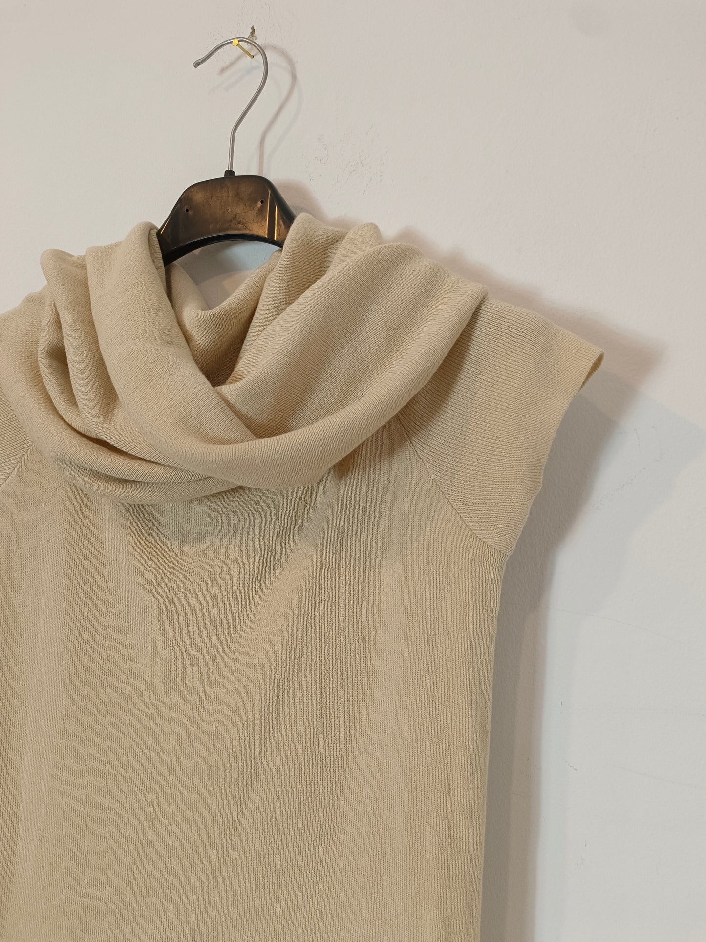 ZARA. Top beige cuello barco  T.s