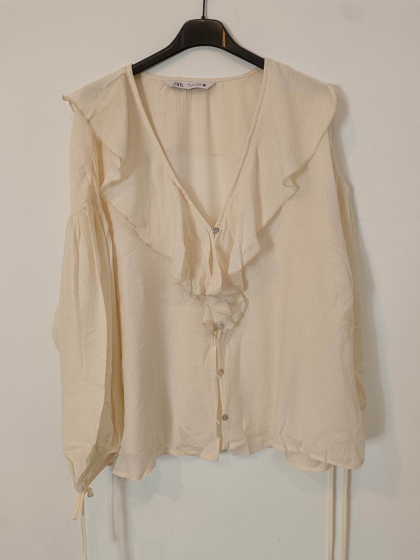 ZARA. Blusa beige volante T.s