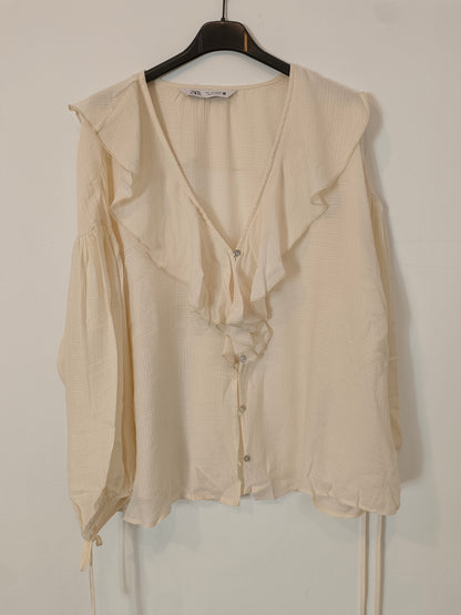 ZARA. Blusa beige volante T.s