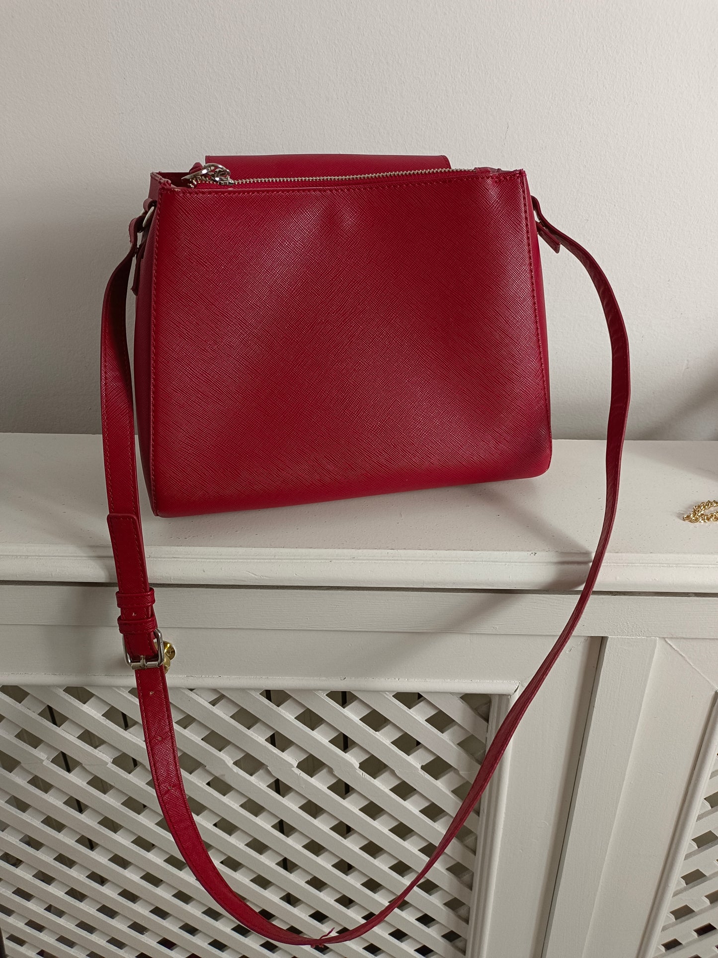ZARA. Bolso rojo polipiel