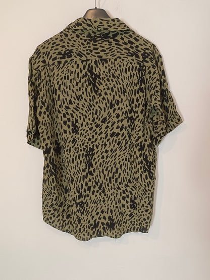 ZARA. Blusa verde animal print T.xs
