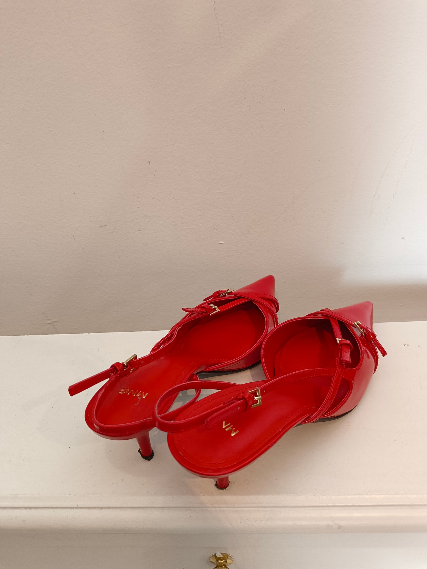 MANGO. Stiletos rojos rojos hebillas T.38