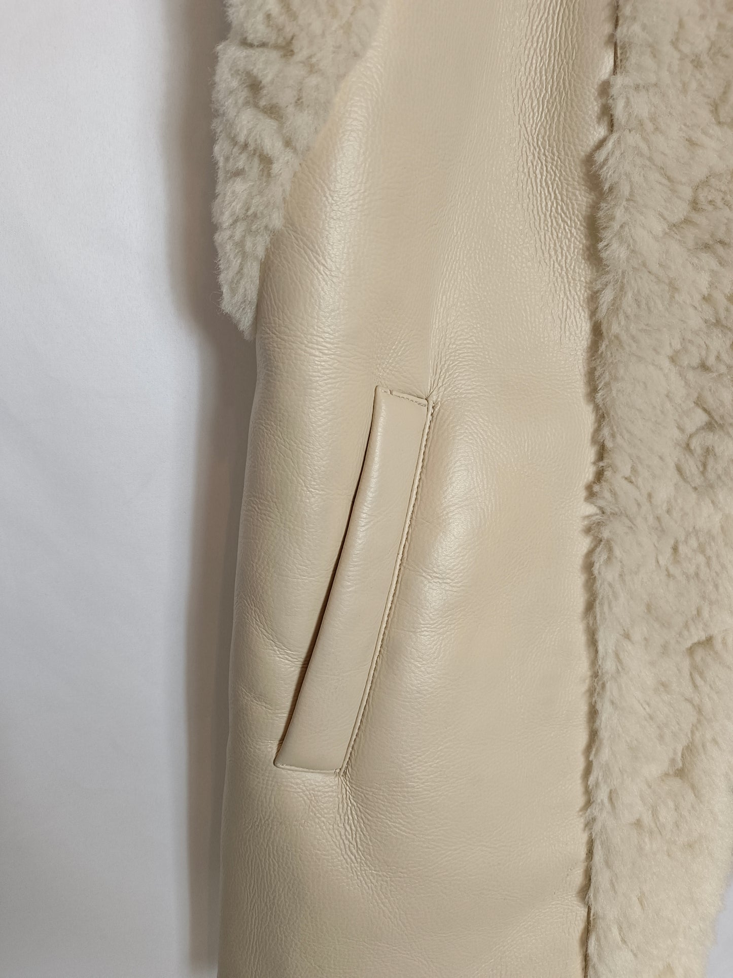 ADOLFO DOMINGUEZ. Chaleco beige borrego T.s