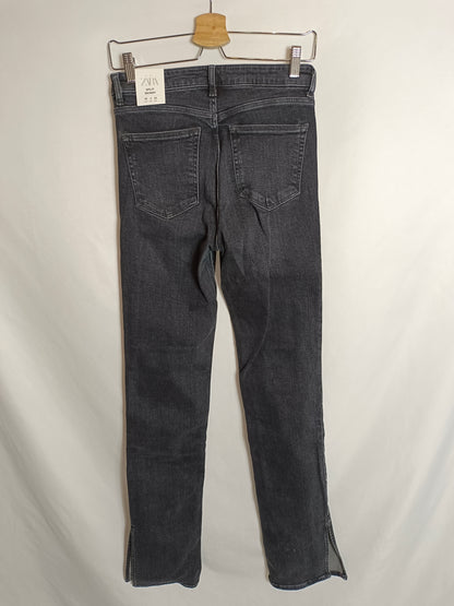 ZARA. Pantalón negro apertura T.36