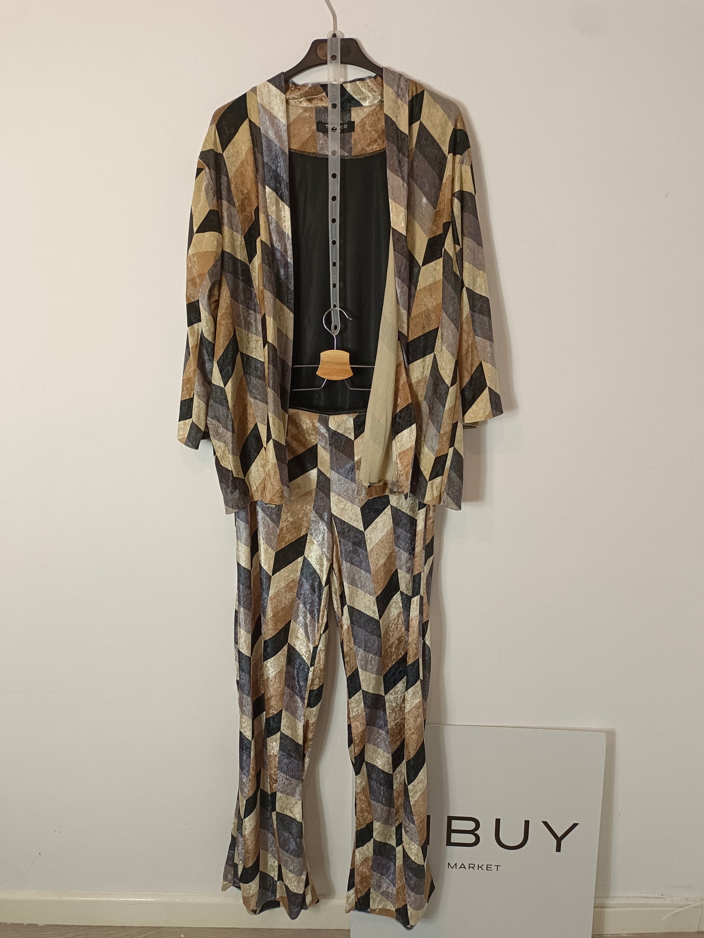 TRUCCO. Total look terciopelo T.m/l