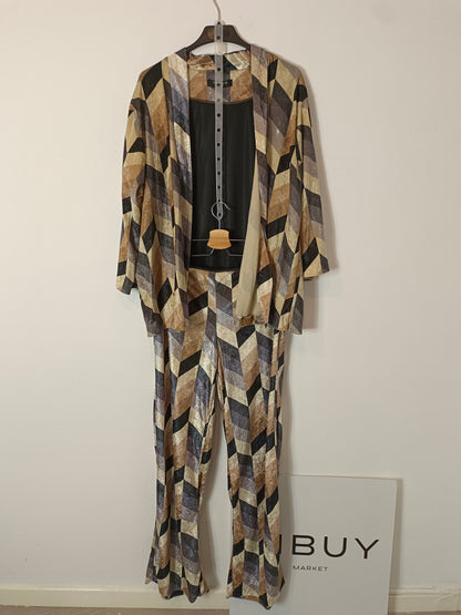 TRUCCO. Total look terciopelo T.m/l