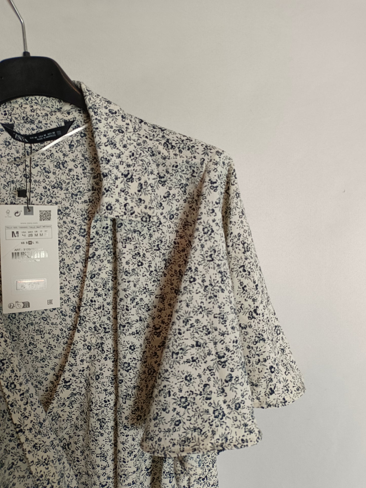 ZARA. Top cruzado blanco florecitas T.m