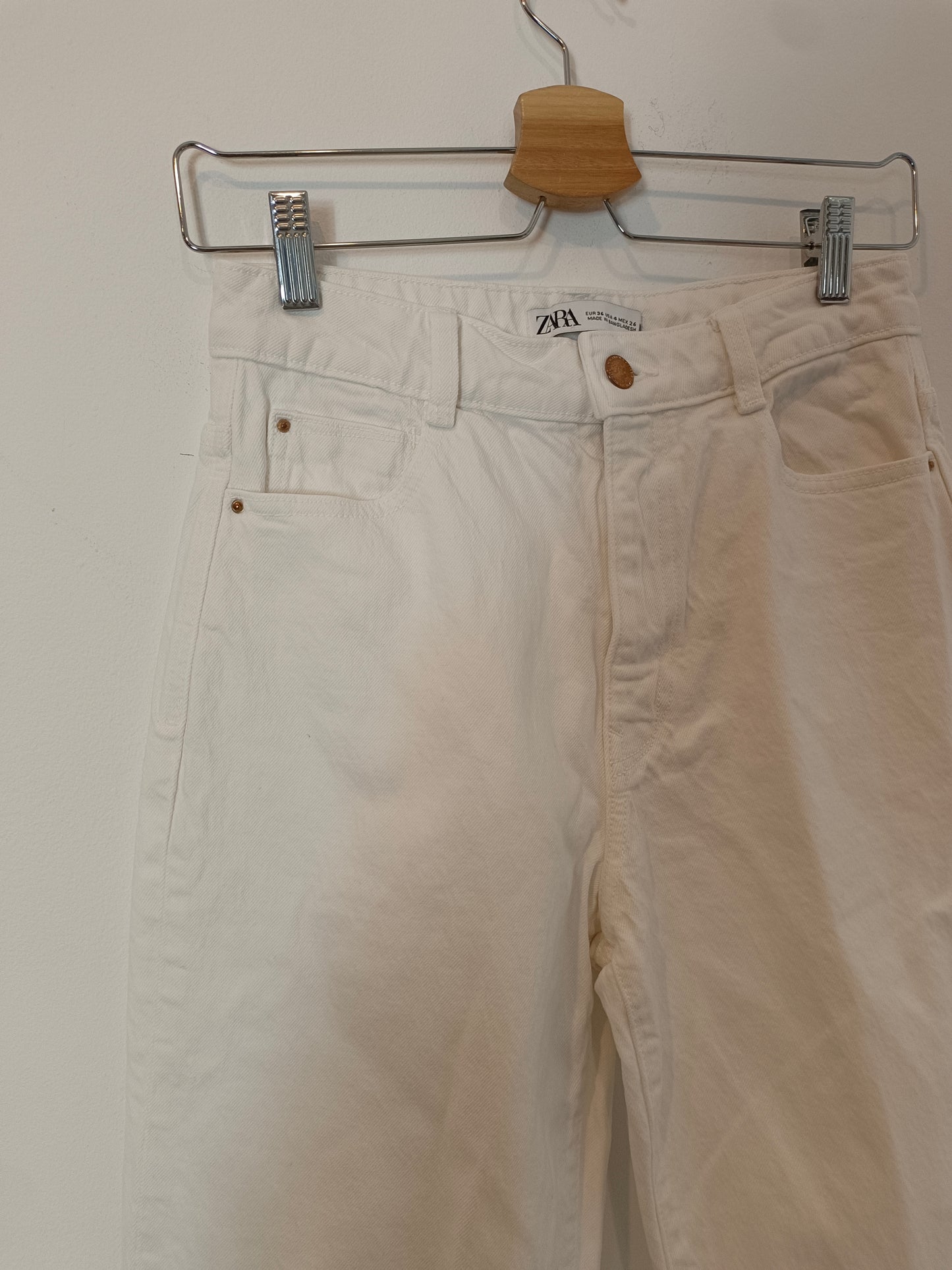 ZARA. Pantalón blanco denim T.36