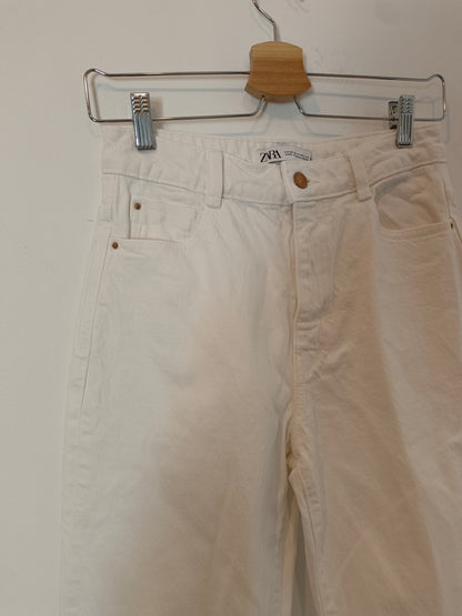 ZARA. Pantalón blanco denim T.36