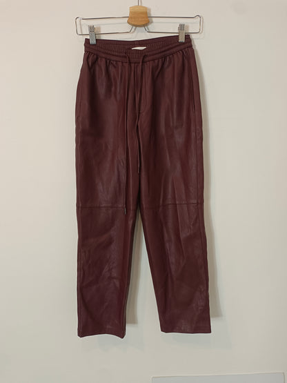 MANGO. Pantalón burdeos efecto piel  T.xxs