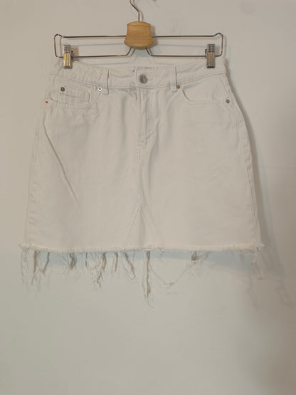 PRIMARK. Short white denim skirt, size 40