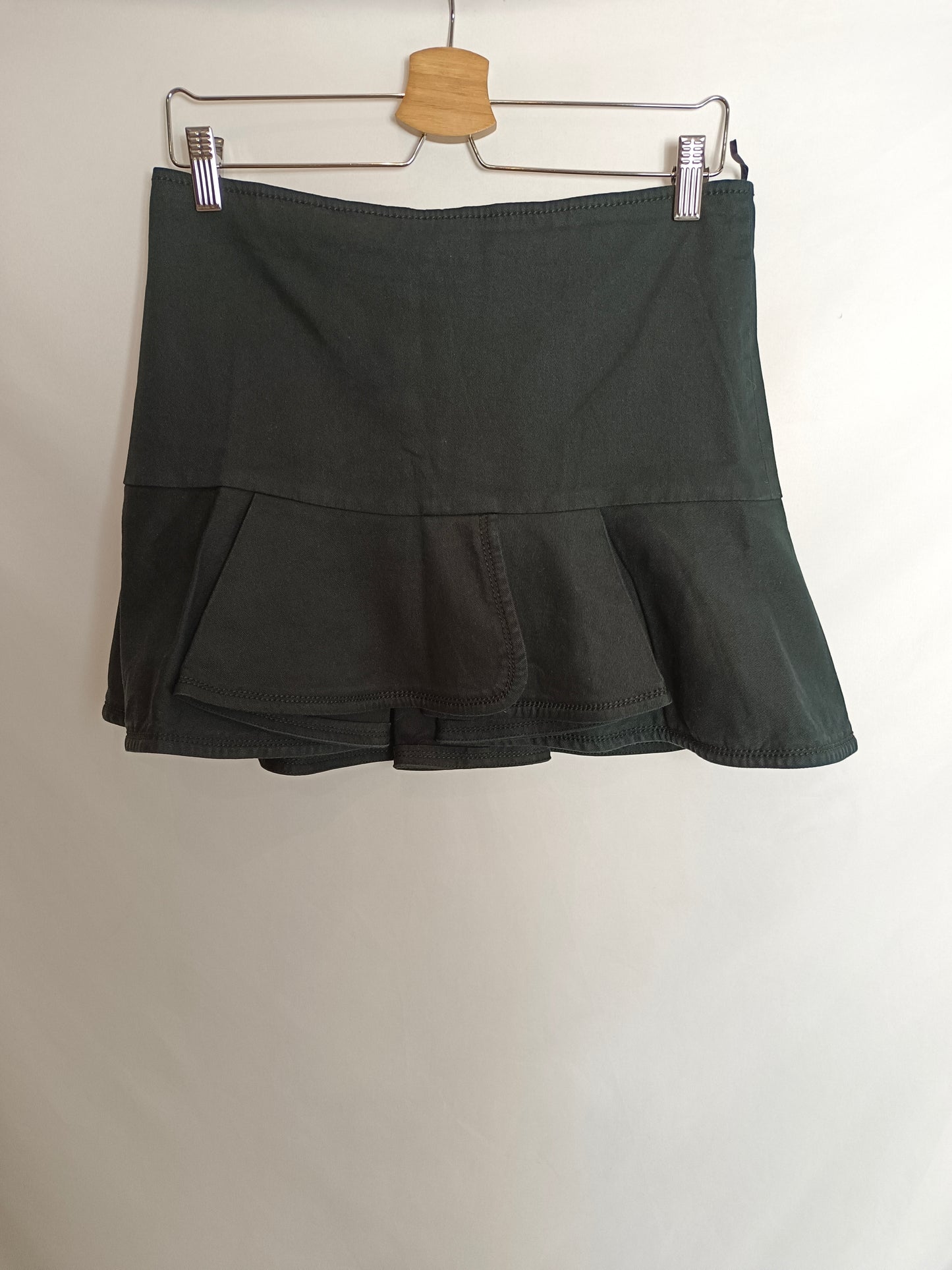 MEW MEW. Black denim ruffle skirt T.40