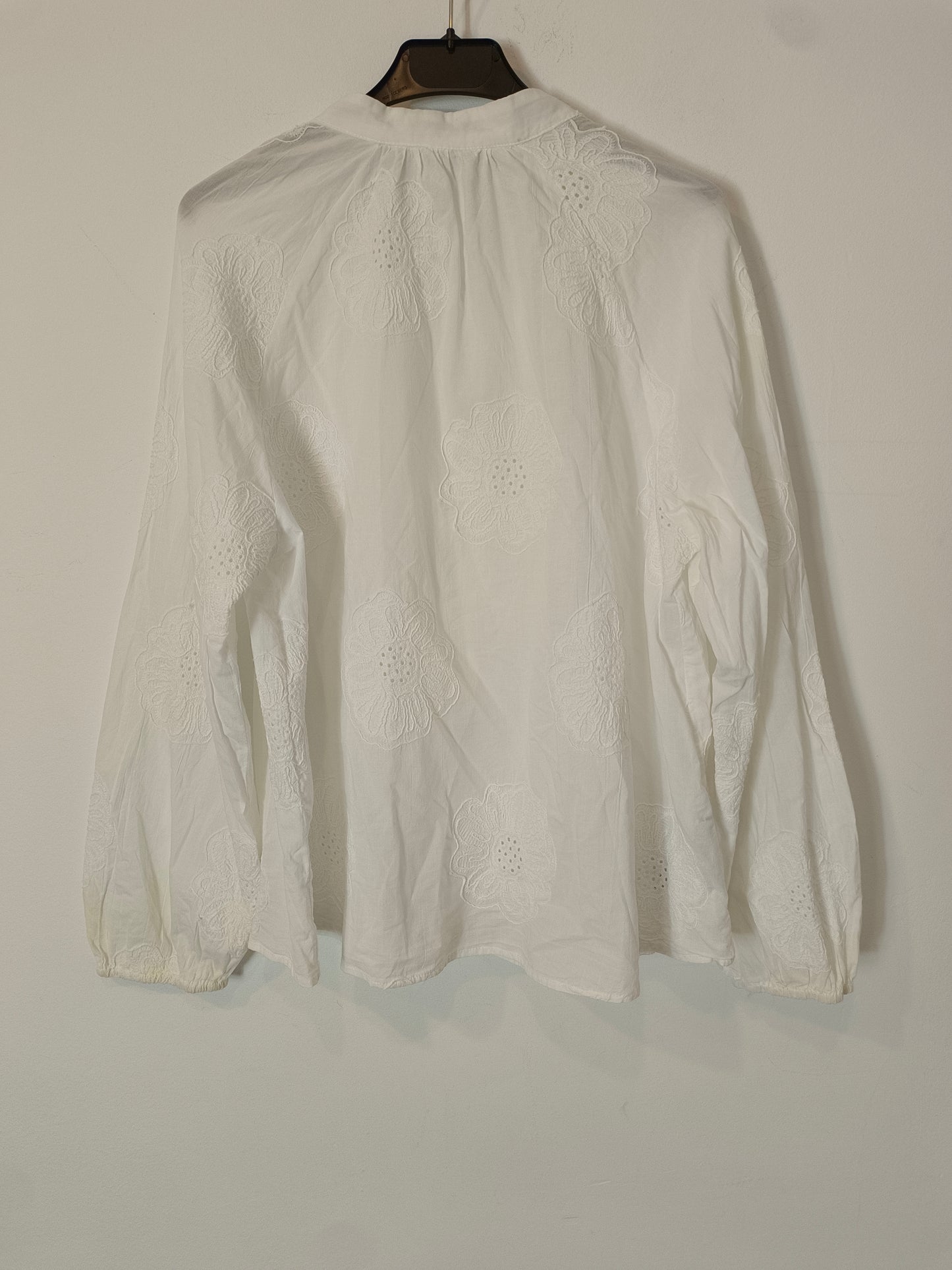 MANGO. White blouse embroidered with flowers Tl