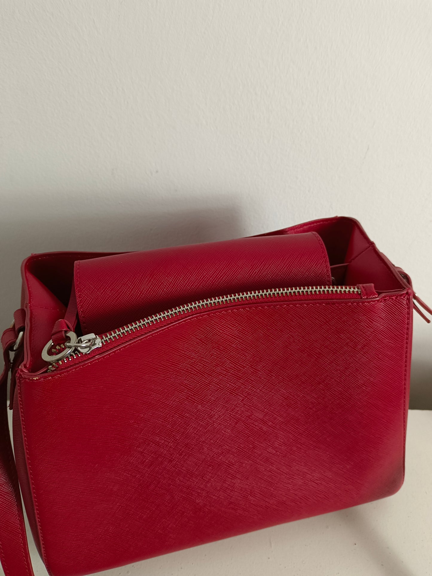 ZARA. Bolso rojo polipiel