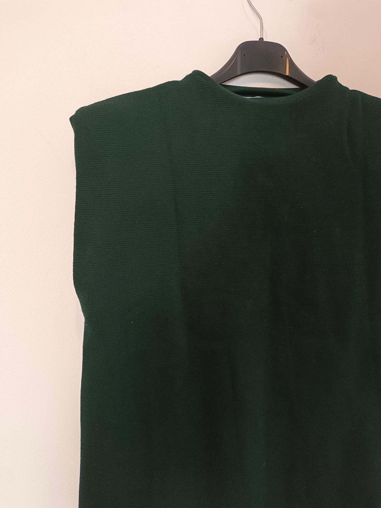 ZARA. Top verde hombreras T.m