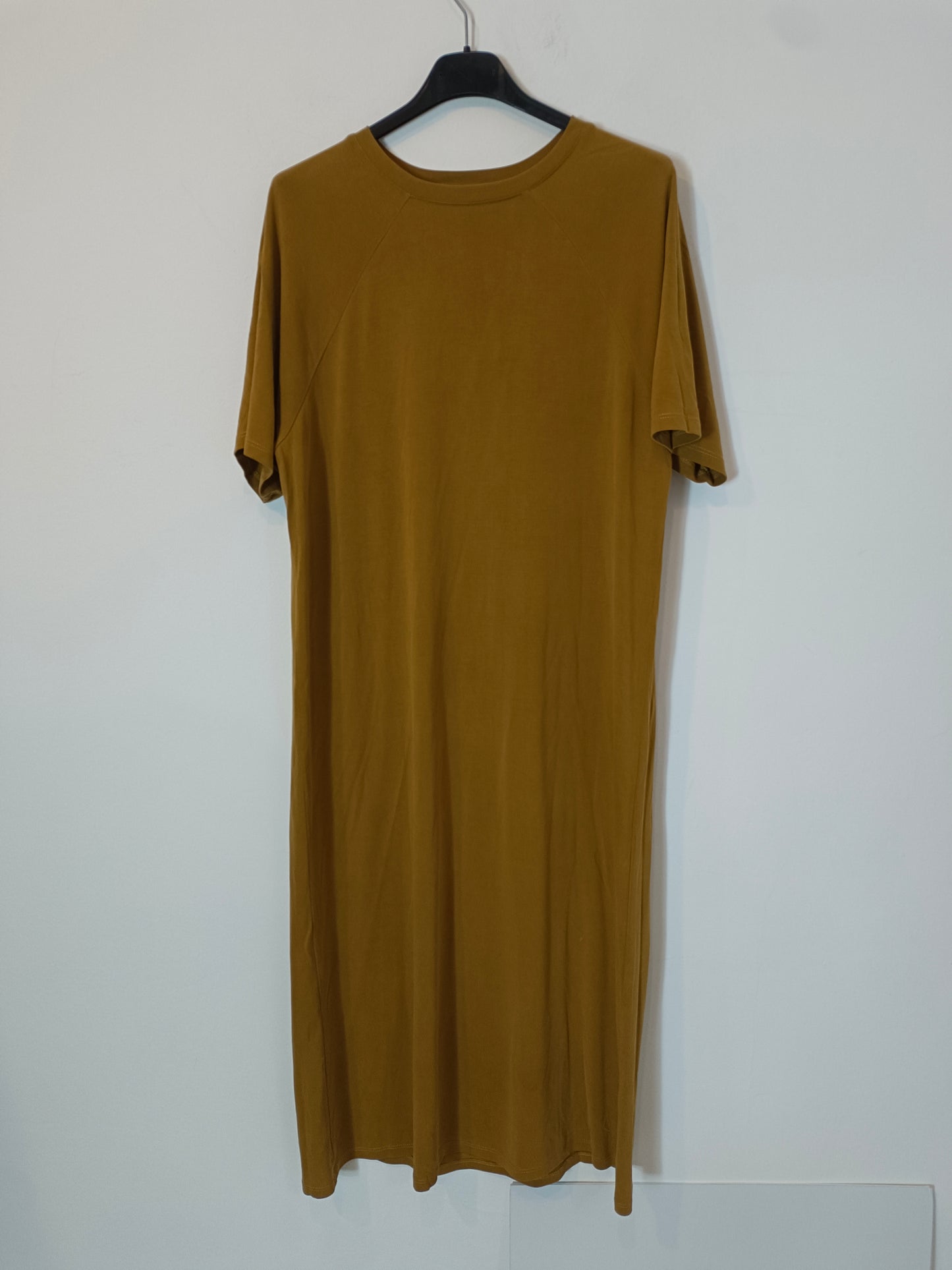 MANGO. Vestido midi mostaza T.m