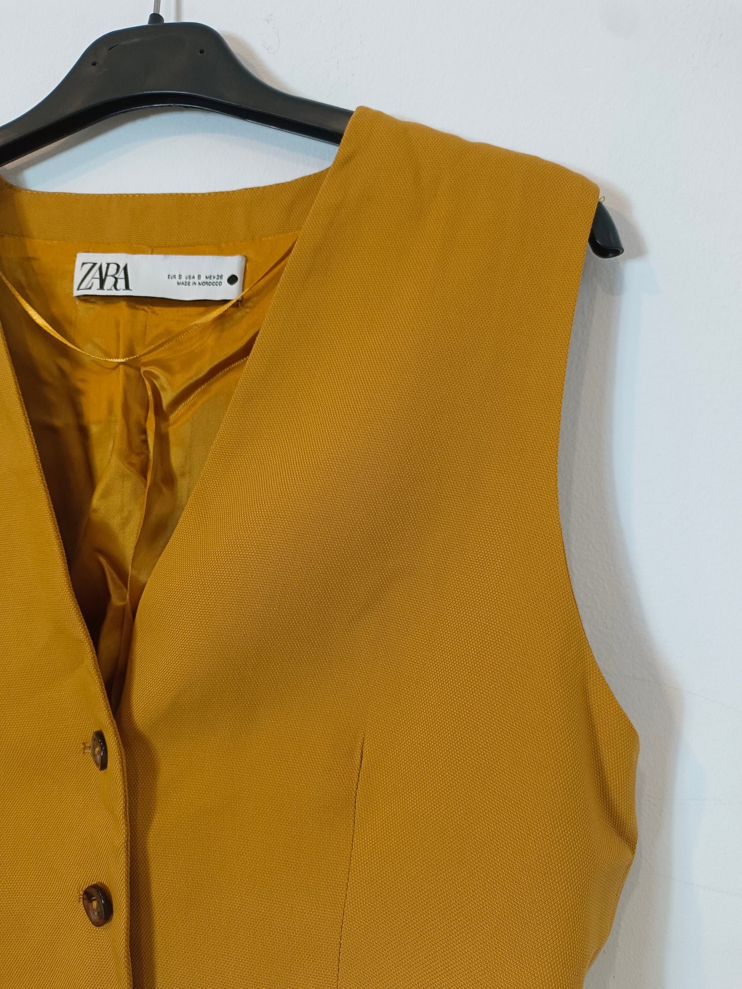ZARA. Chaleco mostaza abotonado T.s