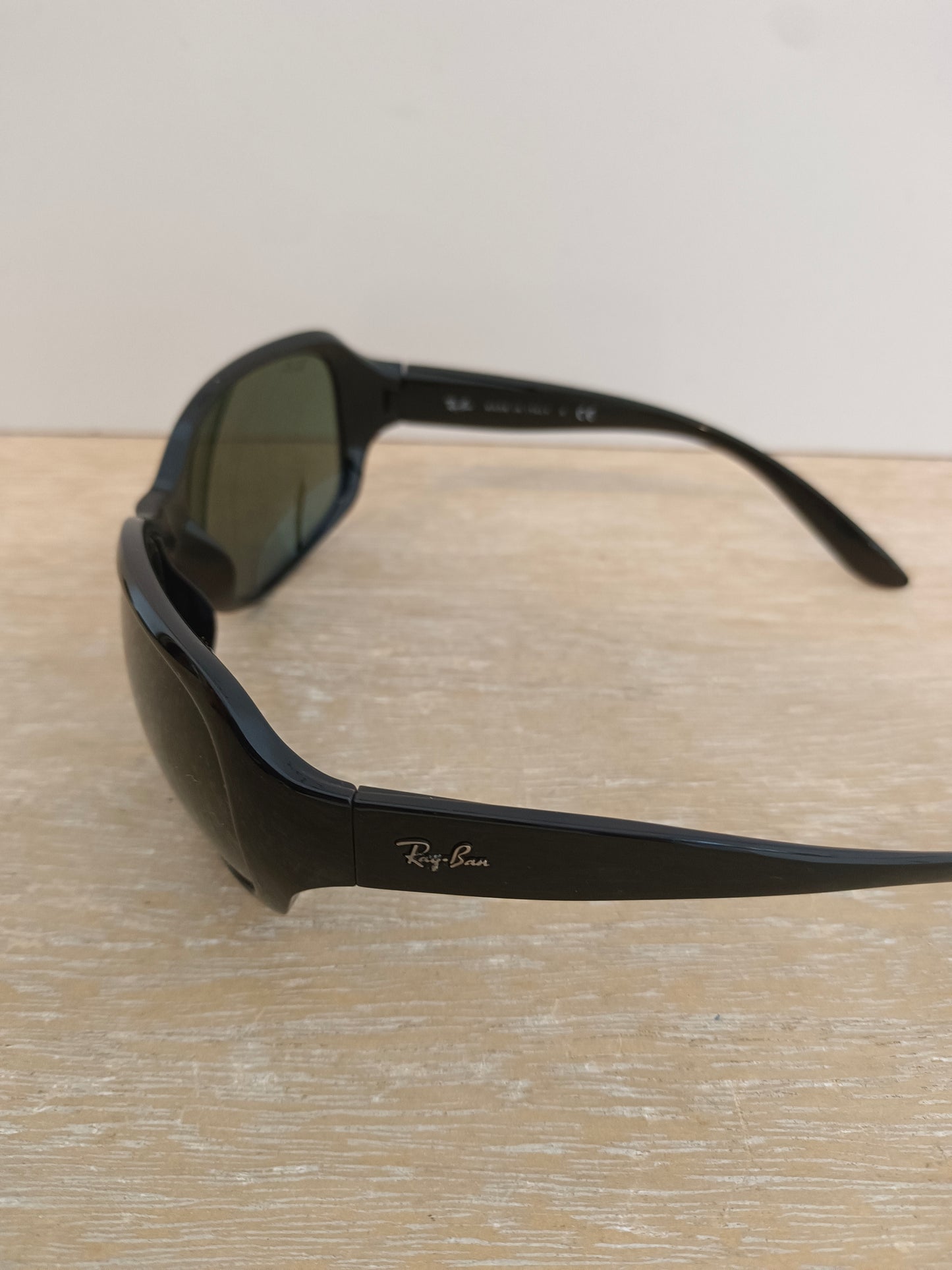 RAYBAN. Gafas de sol montura negra