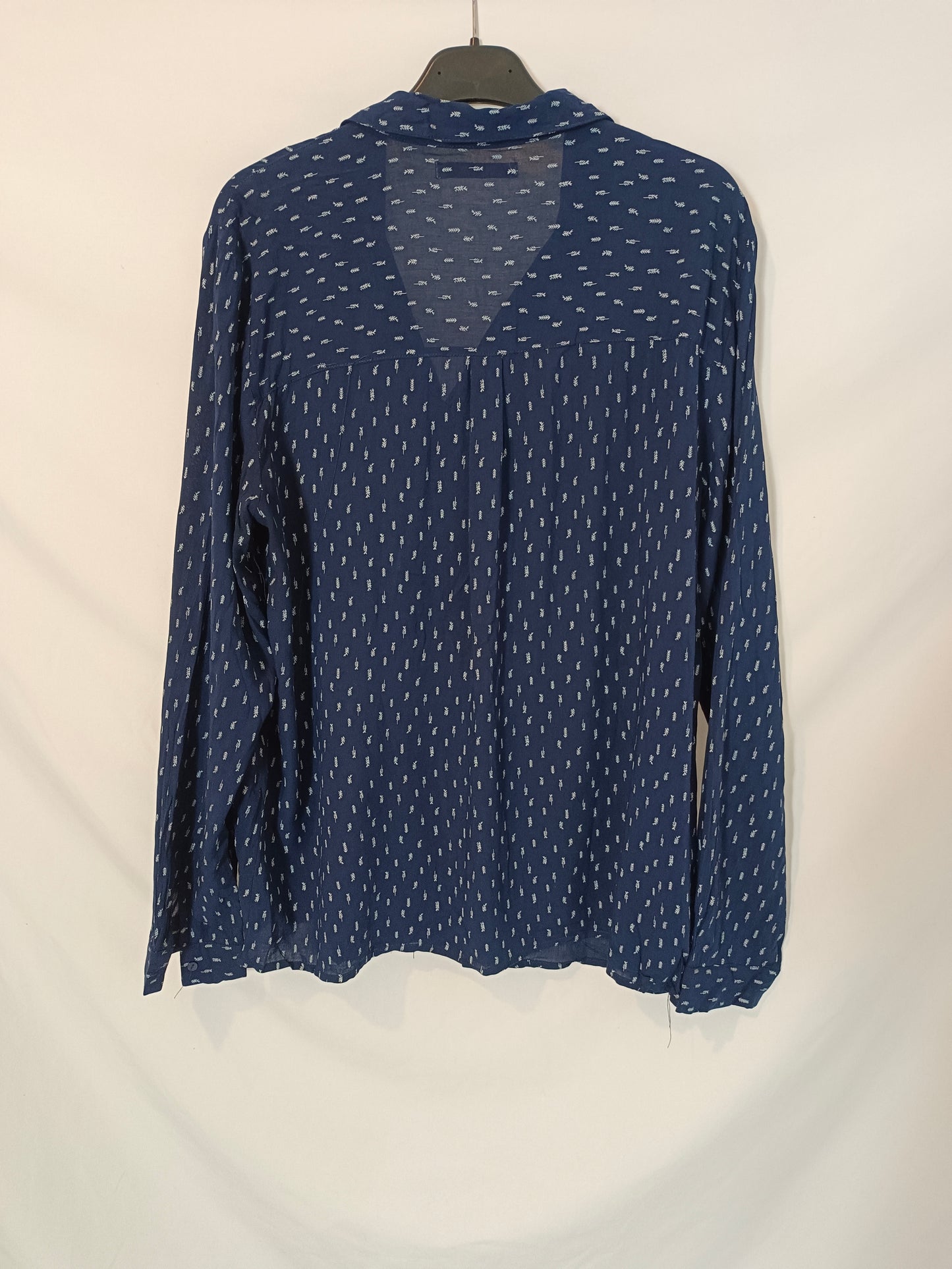 PULL&BEAR. Blusa azul flechas T.l