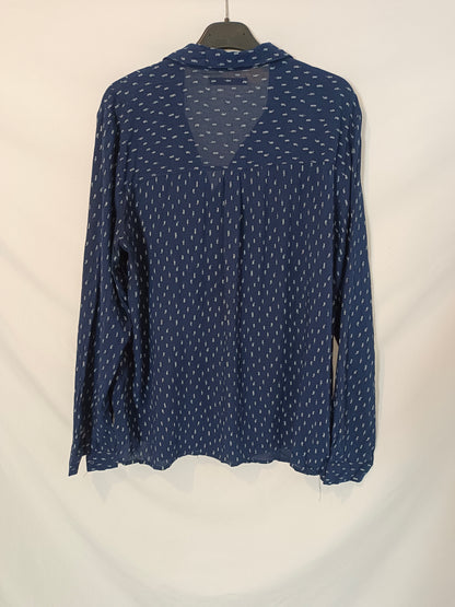 PULL&BEAR. Blusa azul flechas T.l