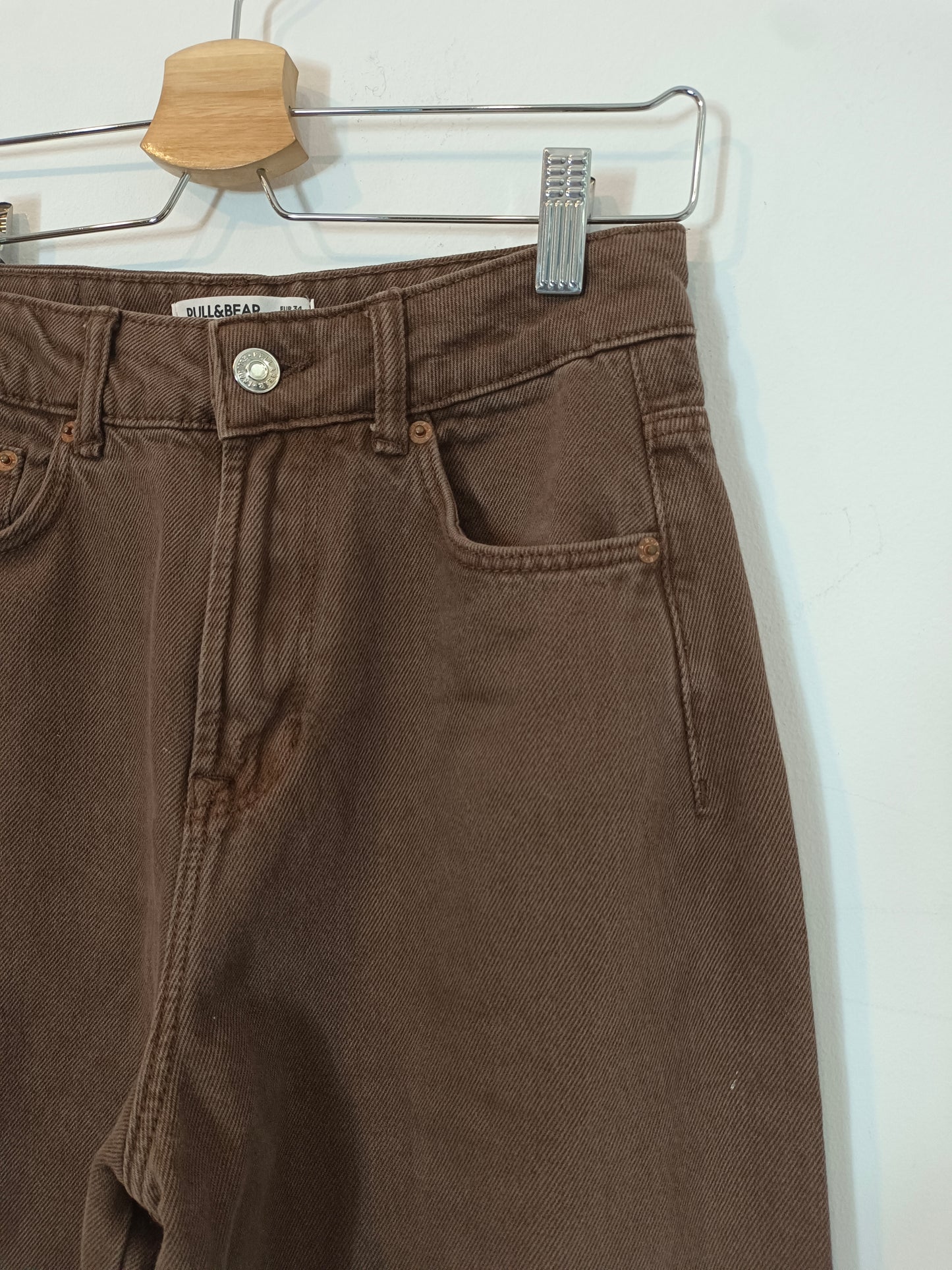 PULL&BEAR. Pantalón ancho marrón T.34