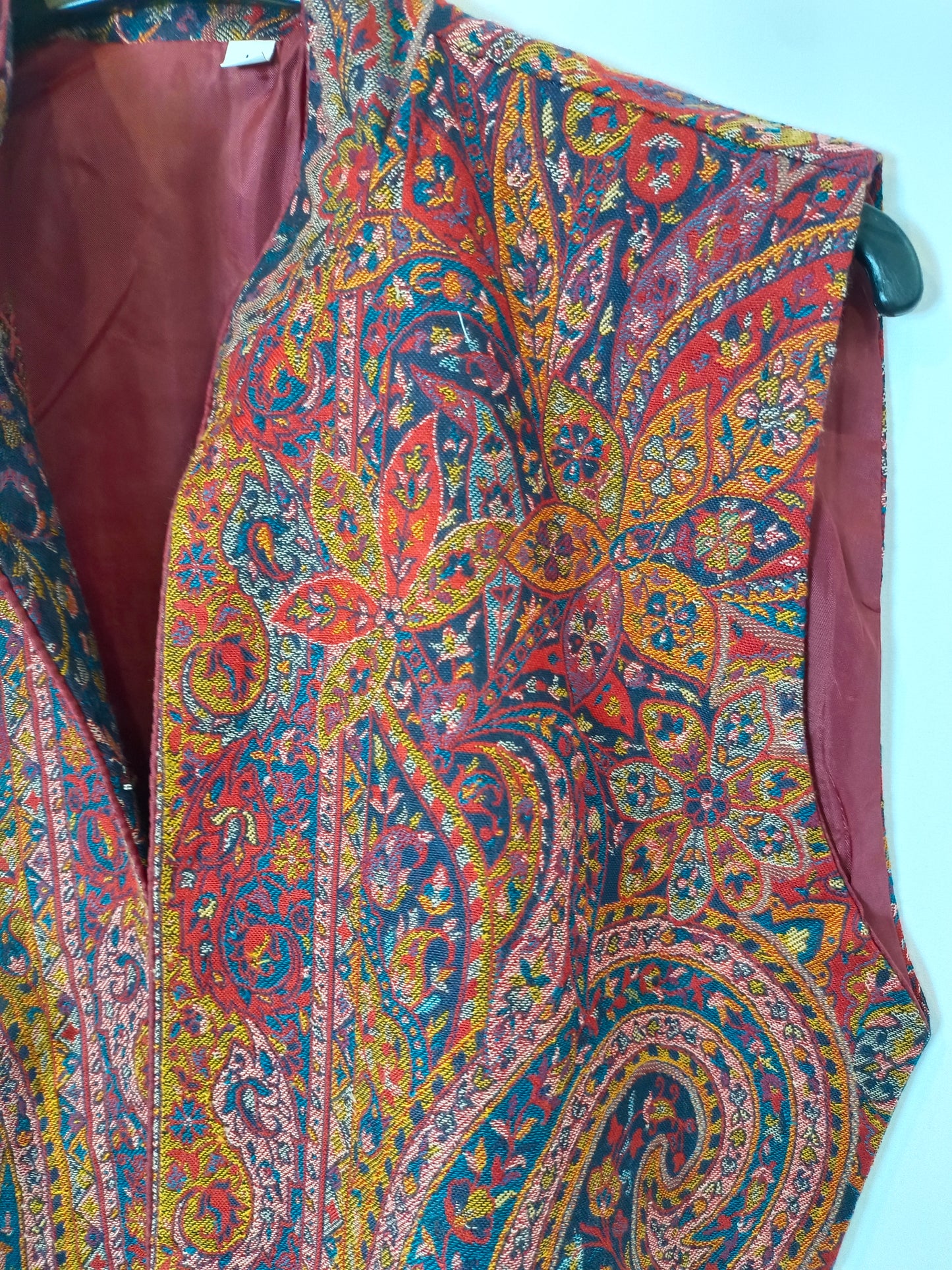 OTRAS. Chaleco estampado burdeos T.L