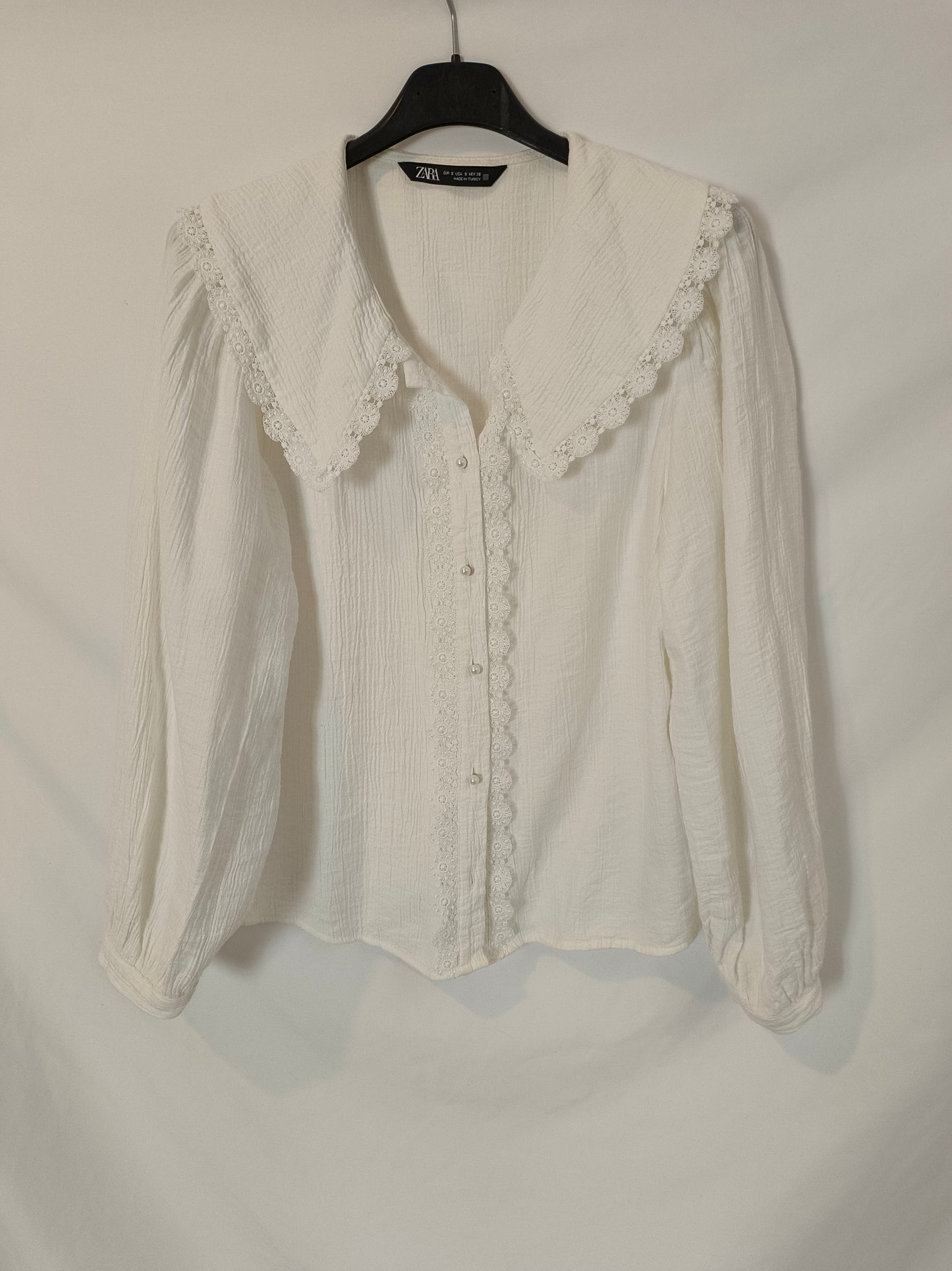 ZARA. Blusa beige cuello bebé T.s