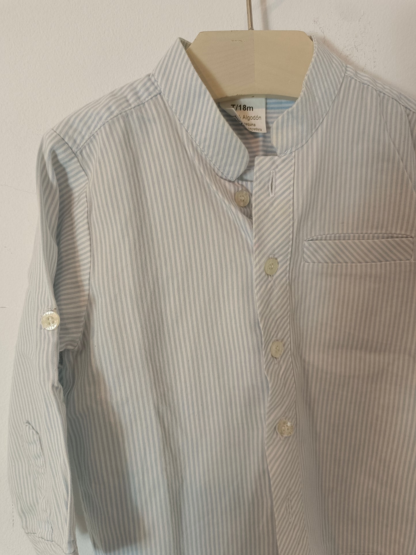 OTRAS. Camisa blanca y azul rayas T.18 meses