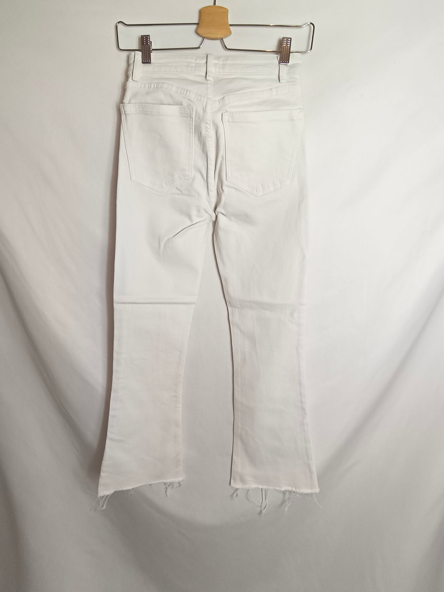 ZARA. Pantalón blanco acampanado T.34