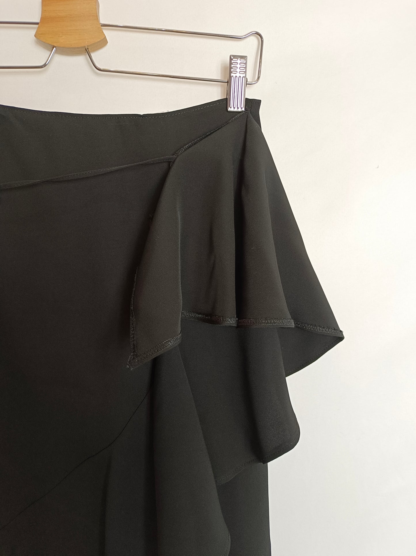 ZARA. falda negra volante T.m