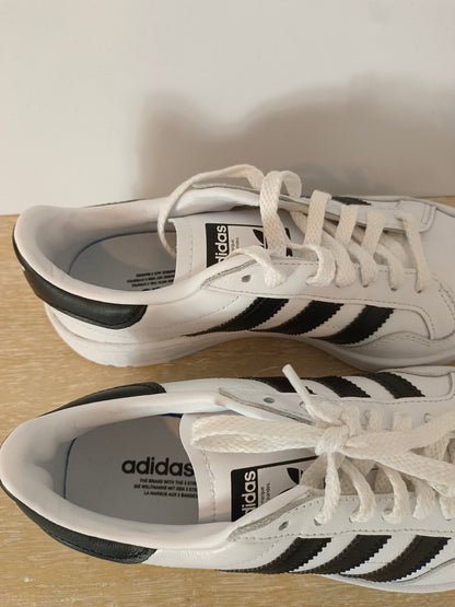 ADIDAS. Zapatillas blancas detalles negros T.38 (2/3)